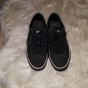 Nike tennis shoes in suede.